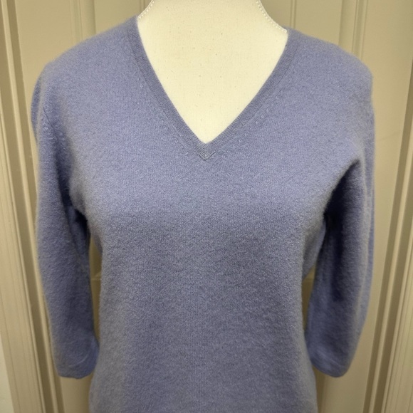 Valerie Stevens 100% cashmere Soft Purple V-Neck Sweater - Picture 2 of 6
